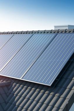 Panneaux solaires sur le toit