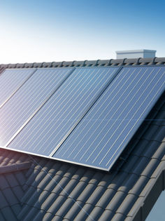 Painéis solares no telhado