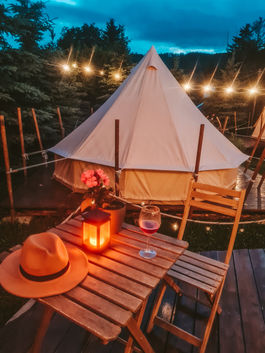 cort glamping noaptea - iluminat exterior