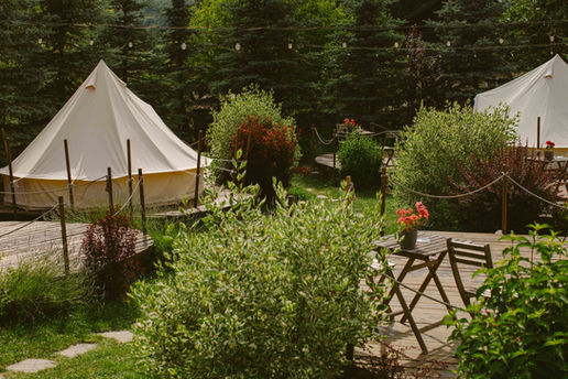 corturi glamping ziua - gradina Valea Doftanei