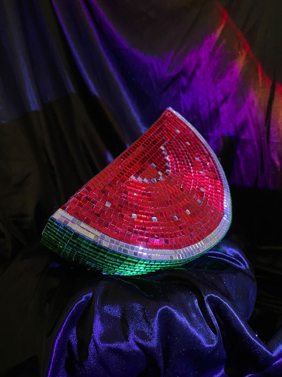 fatia de melancia espelhada com espelhos verde e vermelho,  fruta espelhada, objeto espelhado