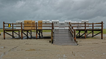Flut-Podeste für Strandkörbe. St. Peter-Ording. 2011
