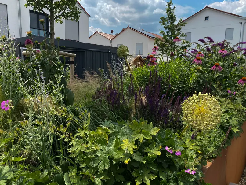 Cortenstahl Hochbeet mit vielen Blüten