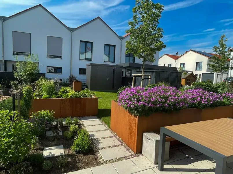 Schmaler Garten mit Hchbeeten aus Cortenstahl und Trittplatten
