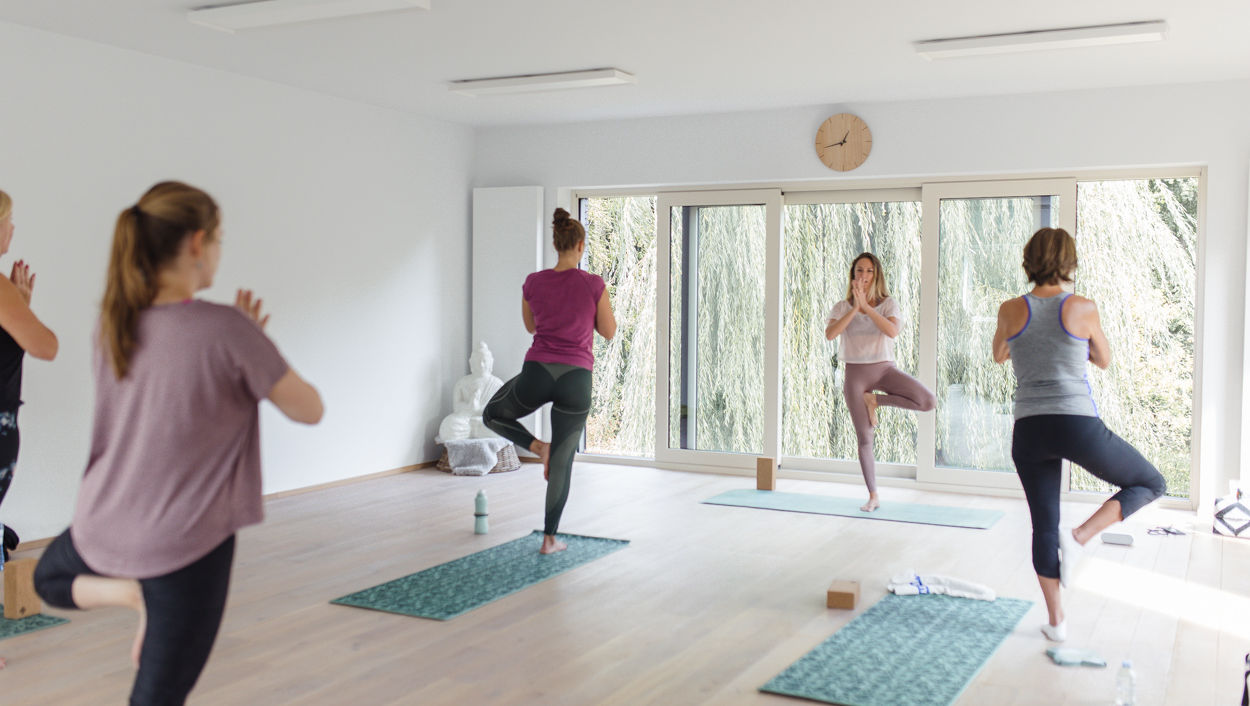 des yogis dans le studio