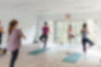 des yogis dans le studio