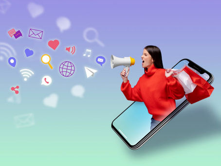 Mulher saindo da tela de um telefone com um megafone e vários ícones flutuando