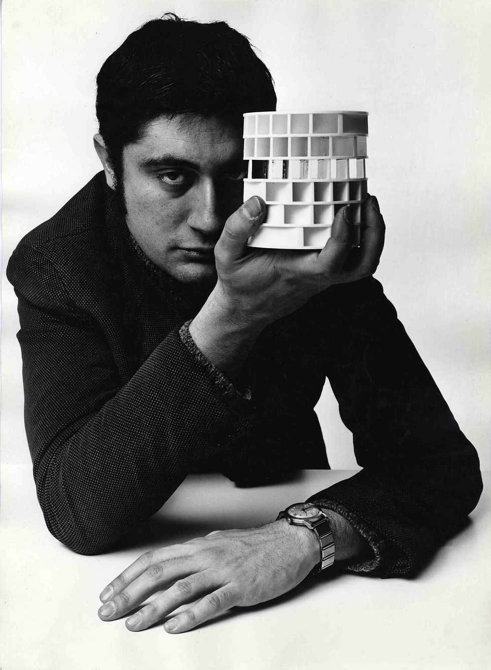 Gianni Colombo, fine anni sessanta, photo: Oliviero Toscani Archivio Gianni Colombo, Milano