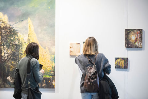 Visitatrici davanti alle opere del vincitore del Premio Prospettive durante Cremona Art Fair.