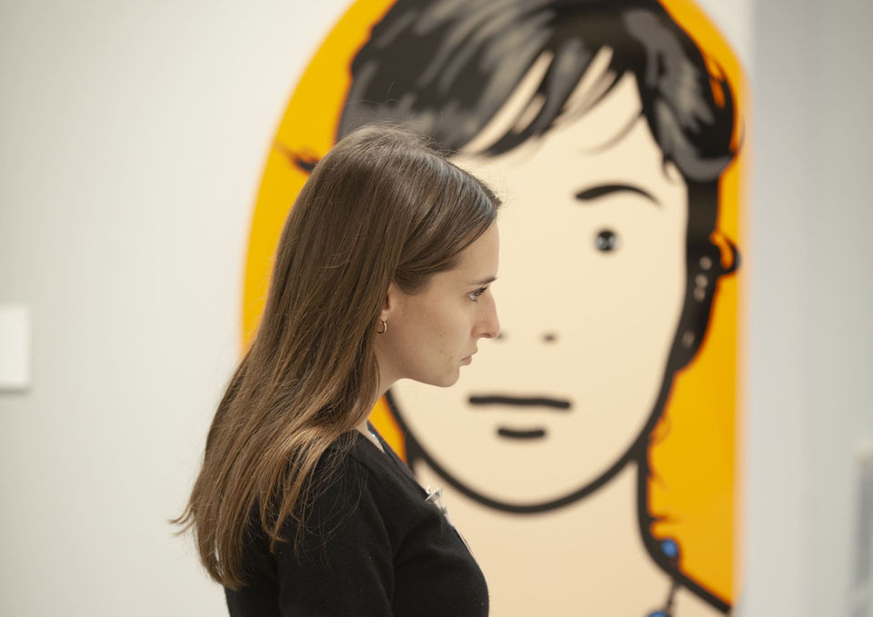 Opera di Julian Opie esposta in fiera, esempio del suo iconico stile basato su linee nette, forme semplificate e rappresentazione grafica della figura umana.