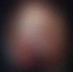 18-jähriger Fox-Pilot kniet im Kies, zieht seinem Kumpel die dreckigen Motocross-Stiefel aus, intensive Nähe unter Männern