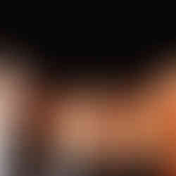 Golden angestrahlter Oberkörper von Leon beim Aufschlag, Schweiß glänzt leicht.