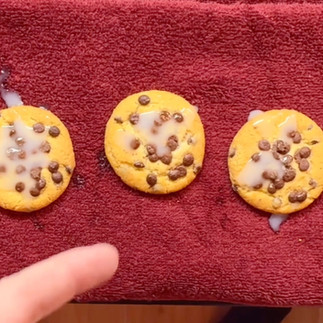 Erstes Mal Gloryhole: Chubby-Neuling spritzt dick auf den Cookie – Heißes Debüt in Zürich