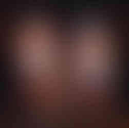 Junge Motocross-Fahrer in enger Umarmung nach dem Rennen, schlammverschmierte Trikots, Champagner in der Hand, pure Brotherhood