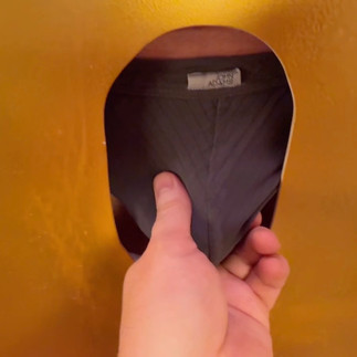 Gloryhole Quickie vor dem Rückflug – Ich hab ihm den Schwanz richtig leer geblasen!