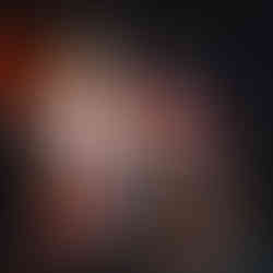 Nackter Oberkörper mit roten Striemen von der Motocross-Kette, 20-jähriger Fahrer stöhnt genüsslich in der Abendsonne