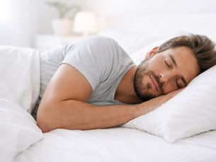 Uyku çoğu zaman pasif bir dinlenme süreci olarak algılansa da, biyolojik açıdan bakıldığında gece boyunca aktif ve düzenli bir yenilenme programı yürütülür. Bu program, uykunun farklı evreleri boyunca gerçekleşir ve her evre, bedenin ve beynin farklı fizyolojik ihtiyaçlarına hizmet eder. Uyku evrelerinin sağlıklı biçimde tamamlanması, yalnızca ertesi gün nasıl hissedeceğimizi değil, uzun vadeli metabolik ve nörolojik sağlığı da doğrudan etkiler.