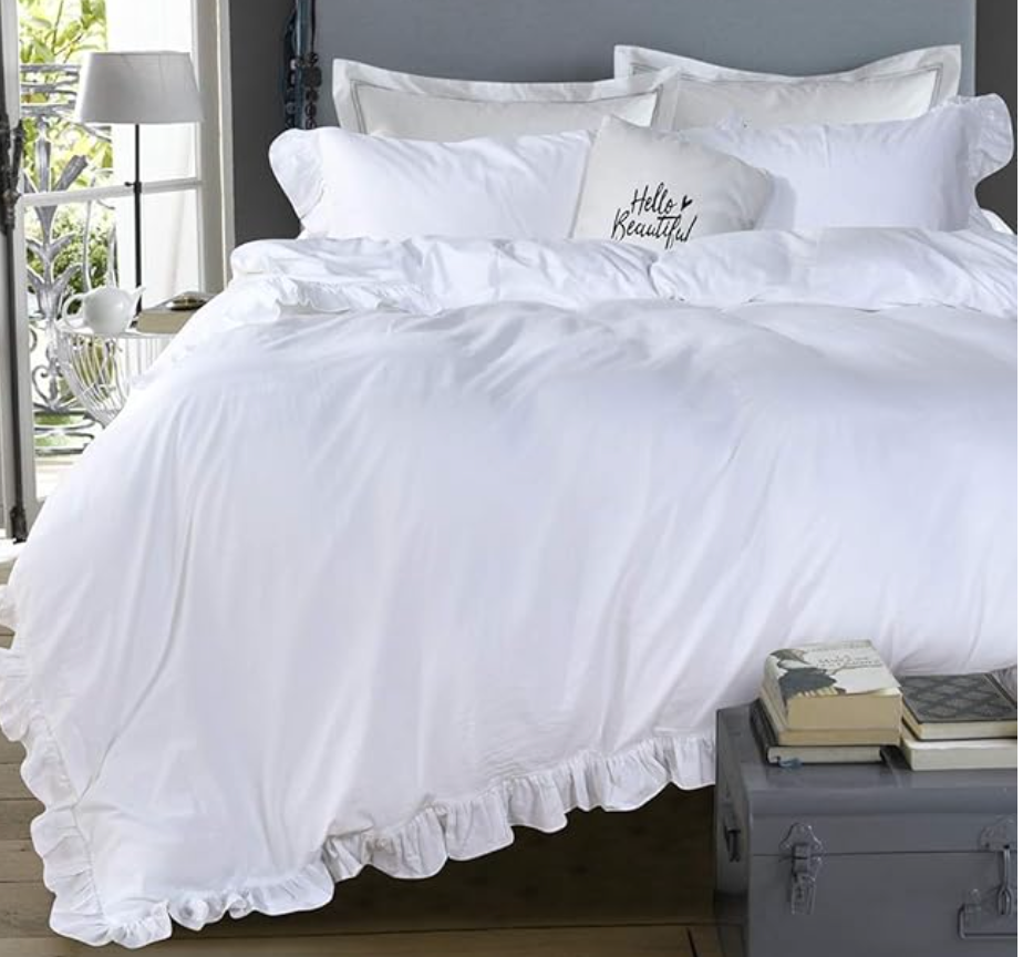 White ruffled duvet