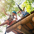 Niños en el puente de cuerda