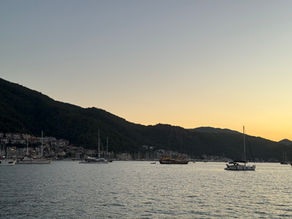 Fethiye Bucht in Türkei mit Katamaran ankern