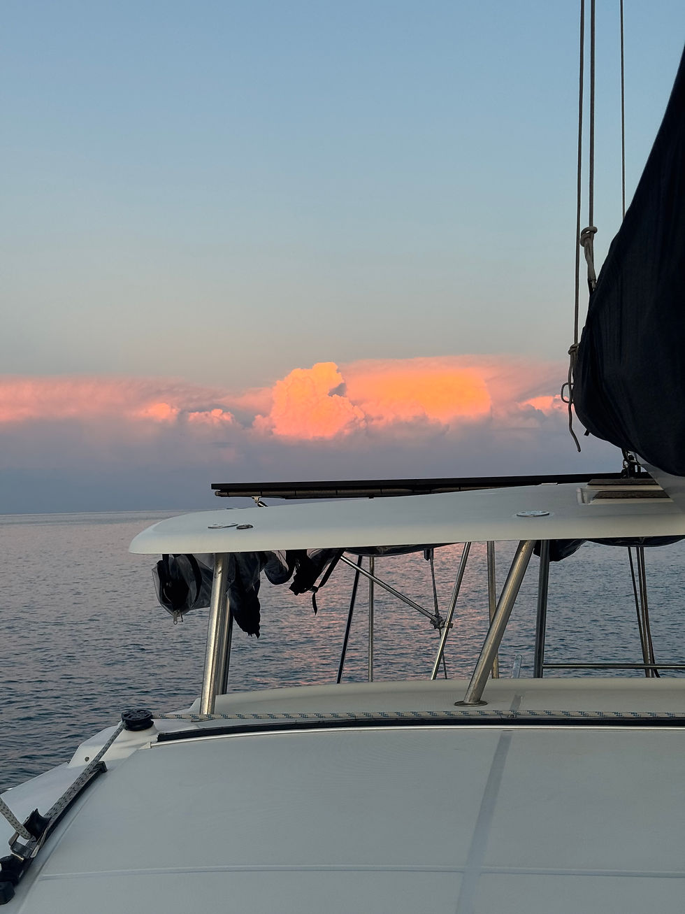 Der Himmel deckt langsam zu, als wir an der Boje geankert haben