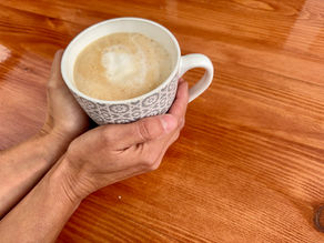 Eine Tasse Kaffee - Auszeit als Paar auf dem Katamaran Maido - mini Segeltörn
