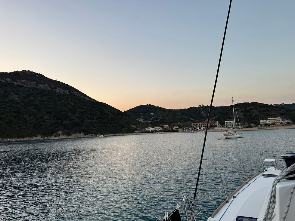 Vasiliki Bucht auf Lefkada mit Katamaran vor Anker