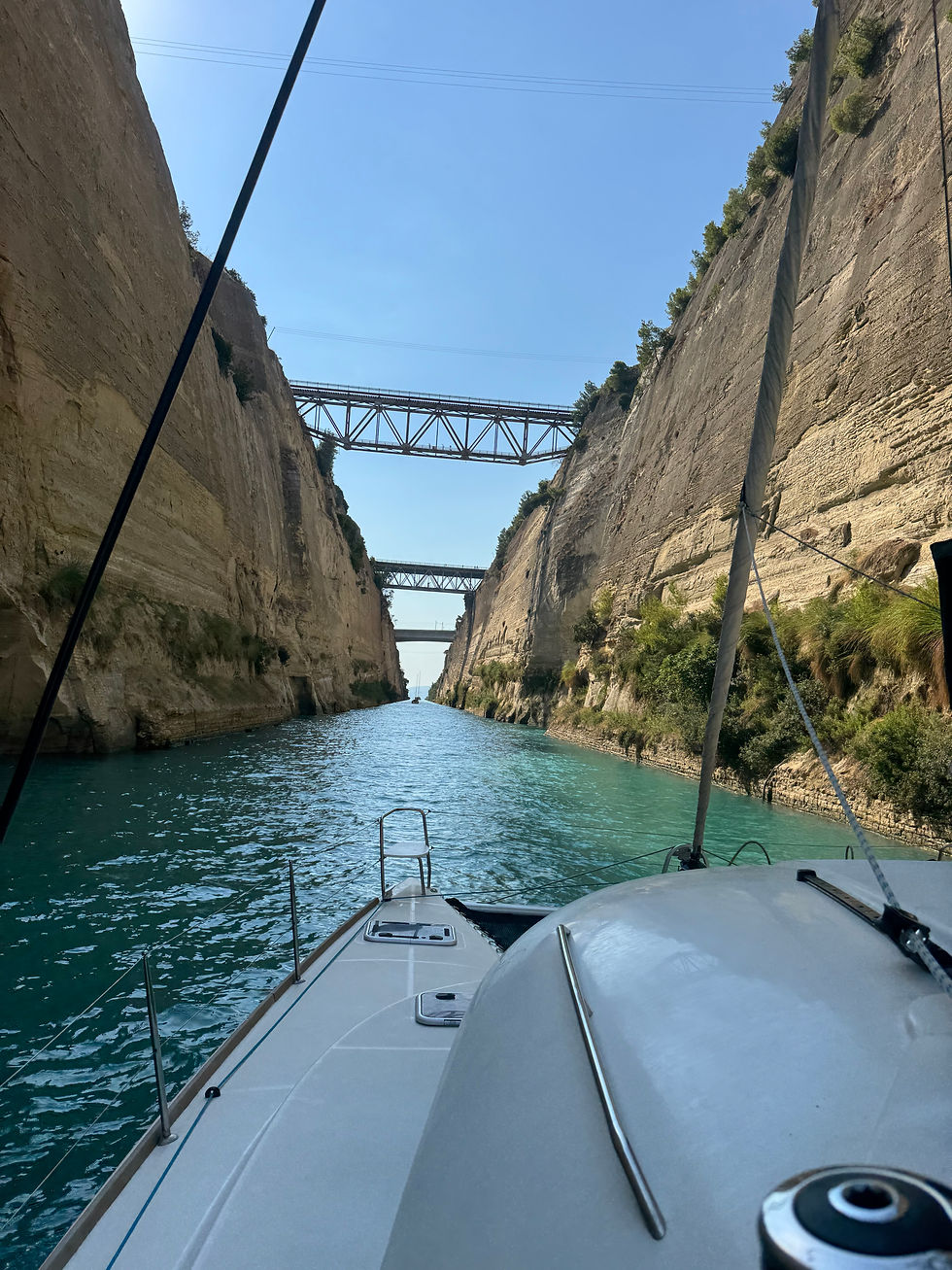 Korinth Kanal Griechenland grünes Wasser