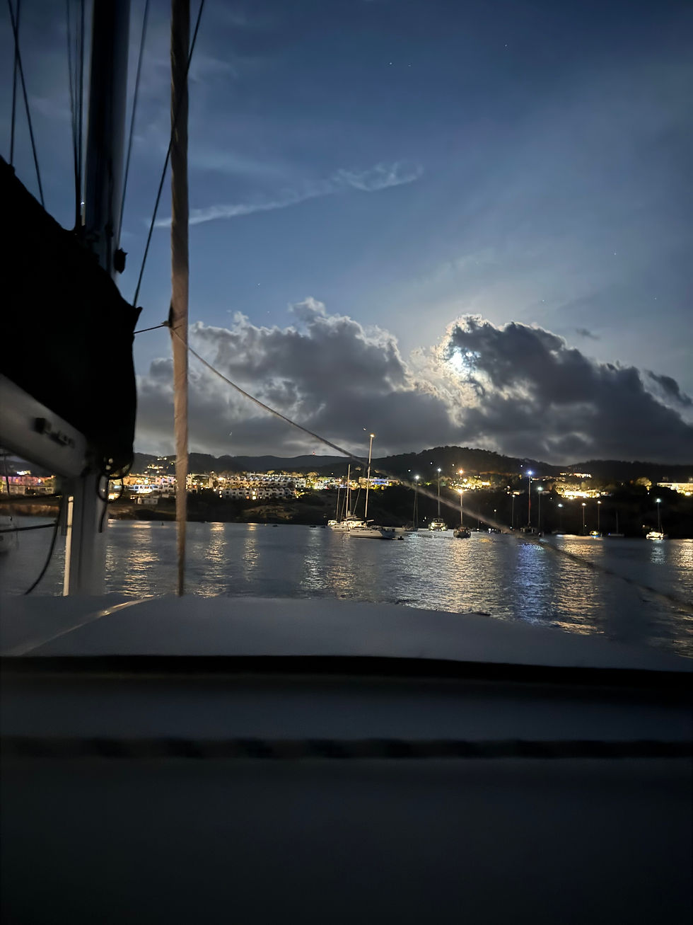 überfüllte Ankerbucht vor Ibiza auf den Balearen - segeln im Mittelmeer