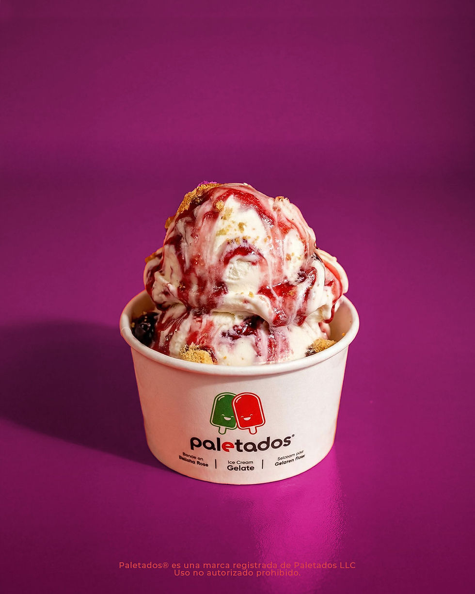 Gelato de Chesssecake Amarena sobre mesa violeta producto confeccionado en Paletados Aguada Puerto Rico