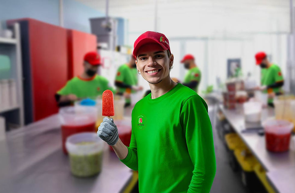 Empleados de Paletados fabricando paletas de mantecado en Paletados