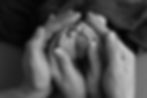 Hände der Eltern umschließen Neugeborenenfüße, Familienfotografie NRW.