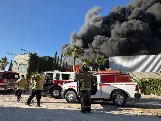 Fuerte incendio consume fábrica de plástico en el Ejido Mariano Matamoros