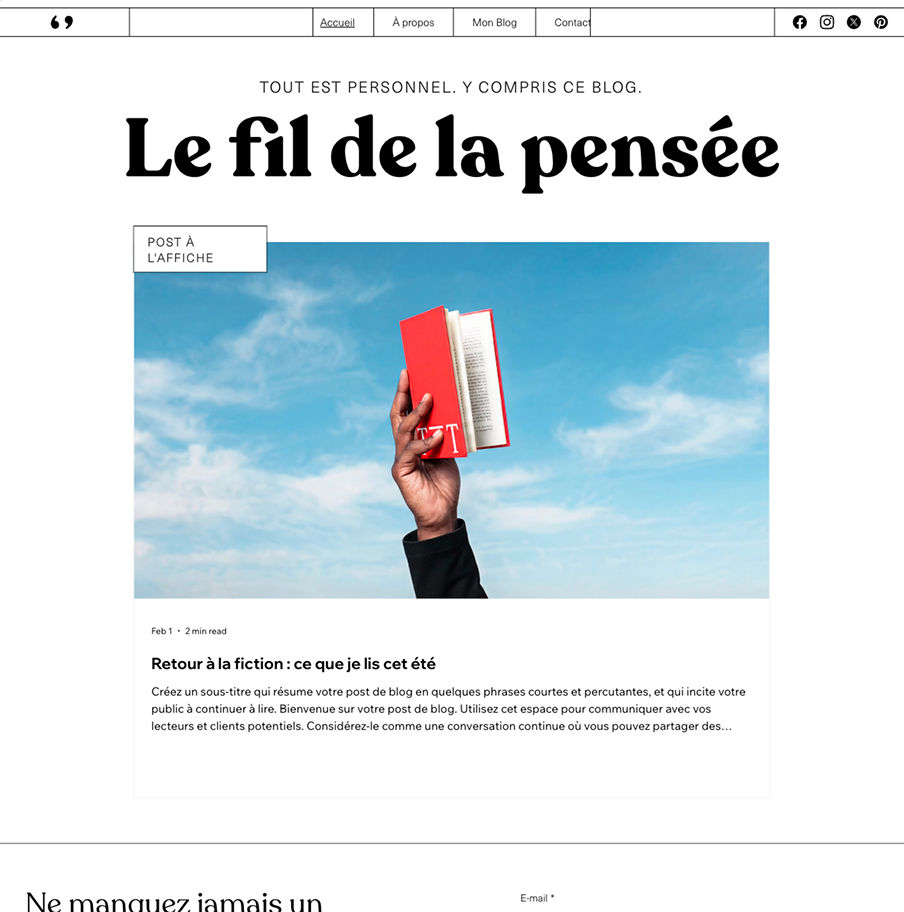 Capture d’écran d’un modèle de blog créé avec Wix Harmony, avec le titre «Le Fil de la pensée » et une image à la une montrant une main tenant un livre rouge devant un ciel bleu.