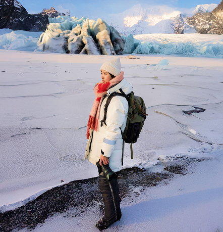 A photo of someone in a snowy landscape. There’s an overlay showing Wixel’s image compression options, with the 0.5x compression option highlighted.