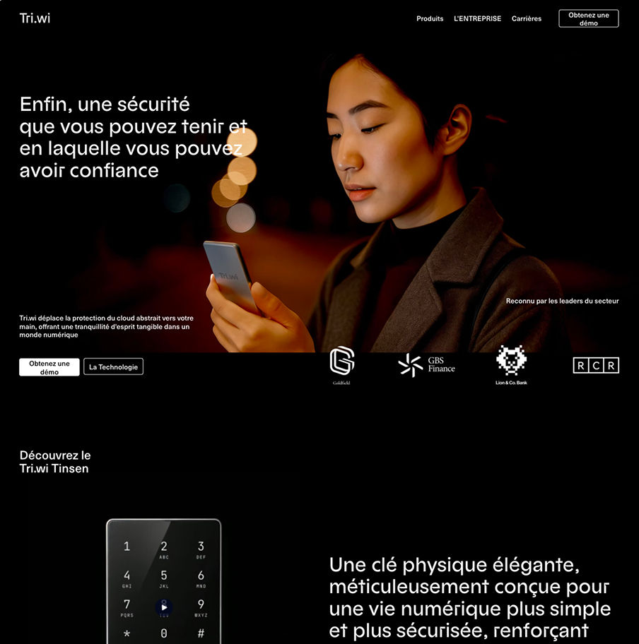 Capture d’écran d’un template de page produit créé avec Wix Harmony, présentant une solution de sécurité numérique, avec une personne utilisant un téléphone mobile et un dispositif physique de type clé de sécurité.