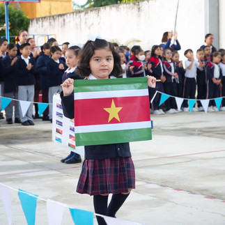 Niña con bandera de Surinam