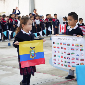 Niña con bandera de Colombia