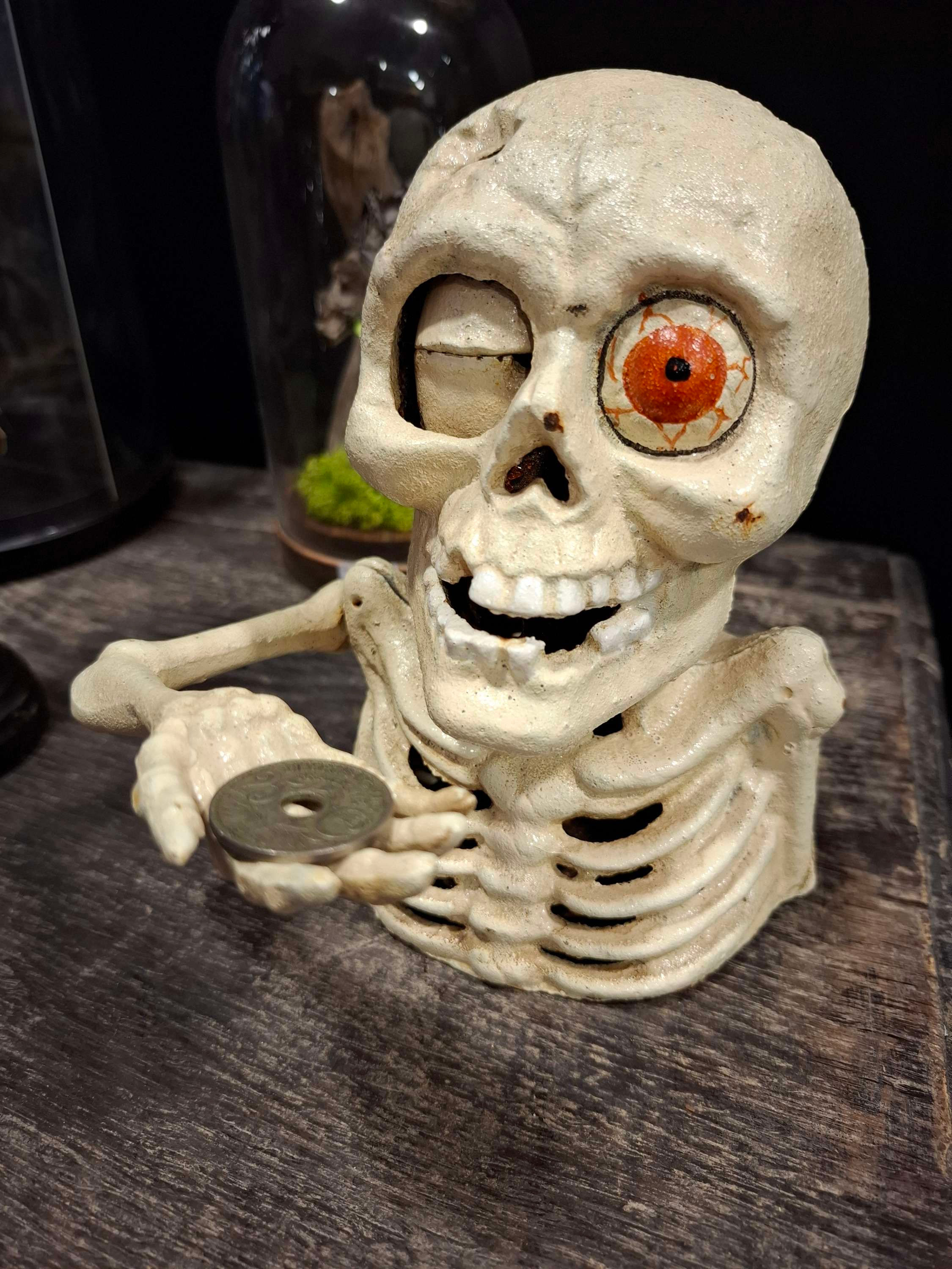 Tirelire en fonte squelette 