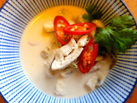 עוף בחלב קוקוס (TOM KHA GAI)