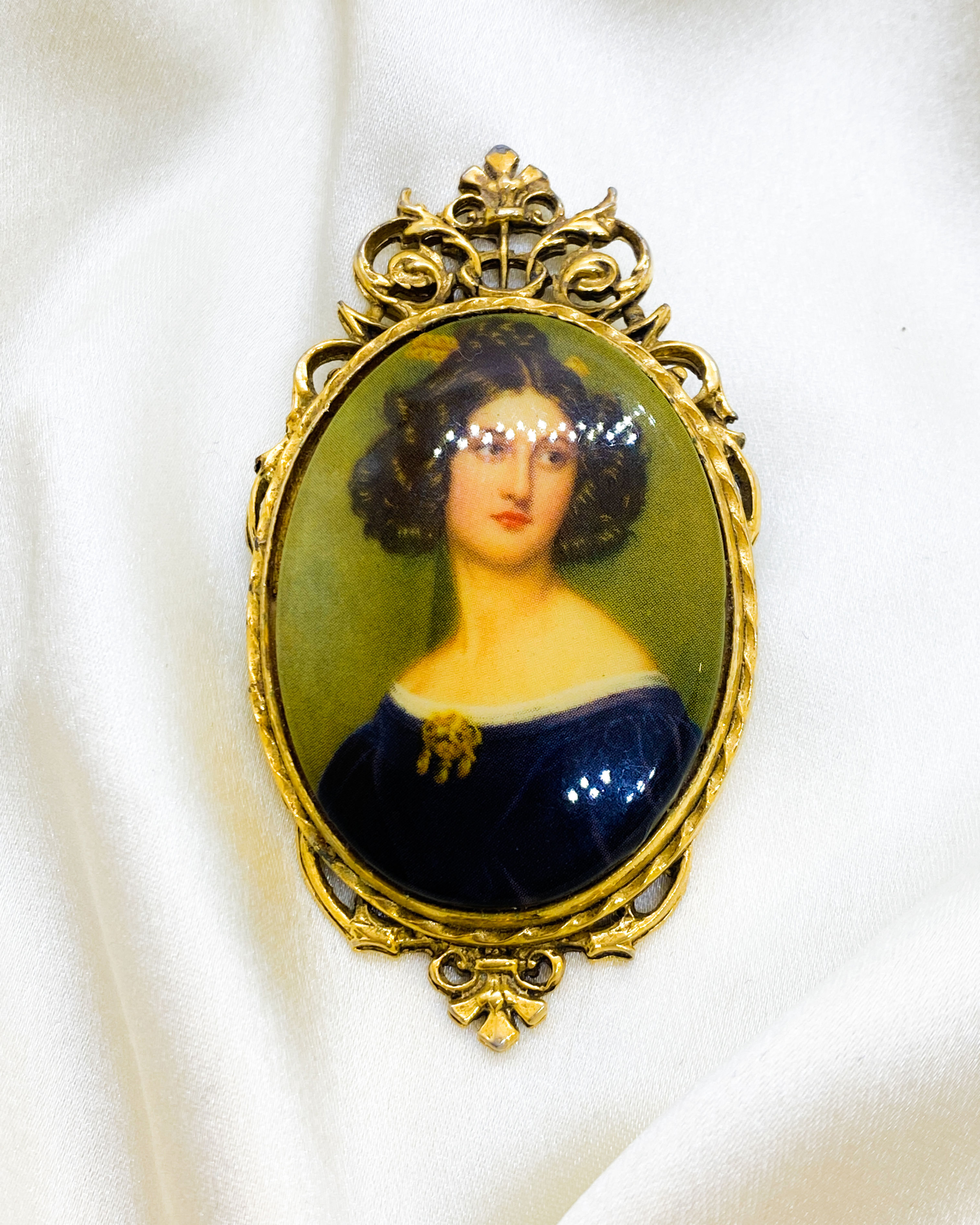 1950s ART (c) Portrait Cameo Brooch