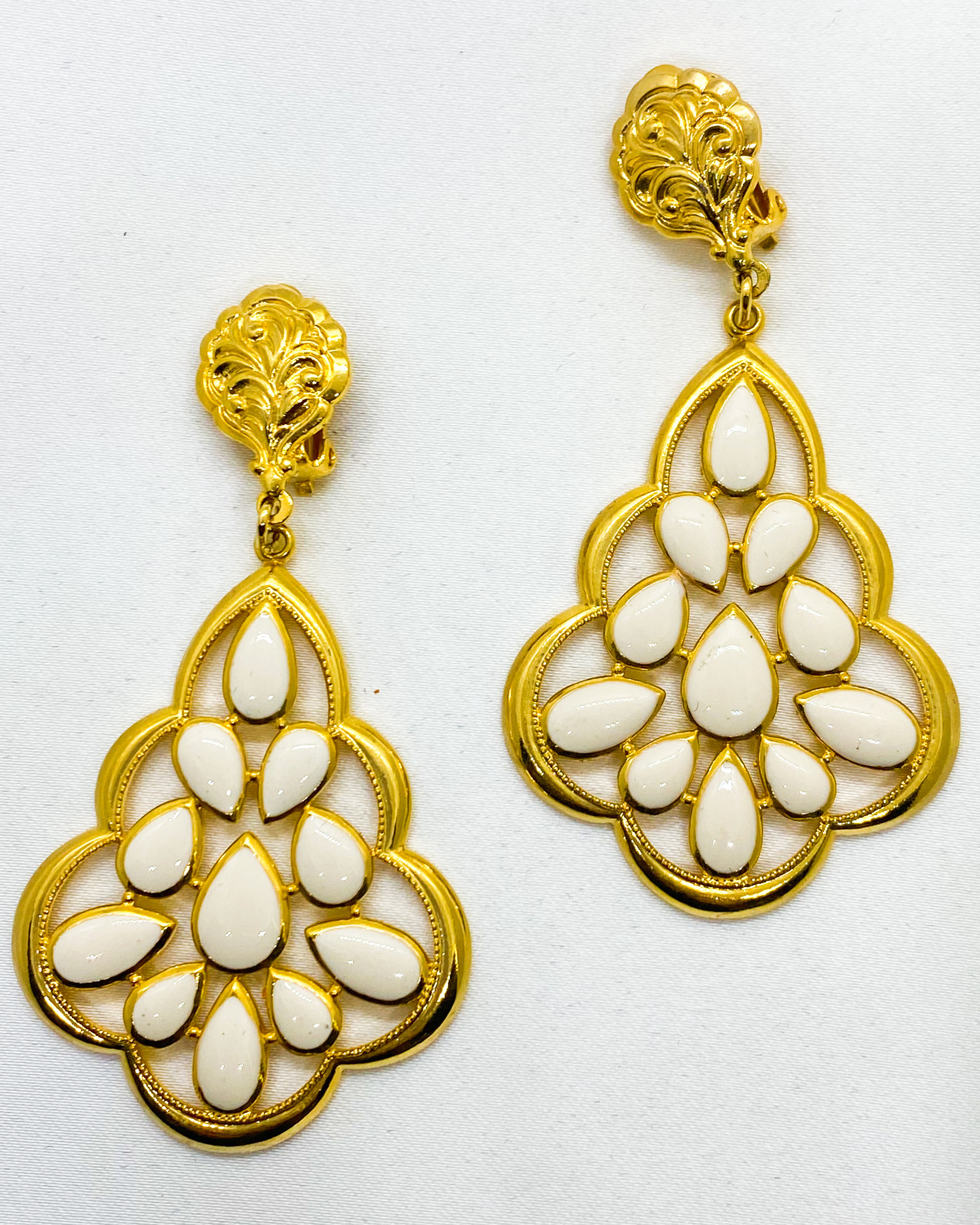 1980s Renaissance Revival Pearl White lip On (AVAILABLE ONLY IN MUMBAI STORE)