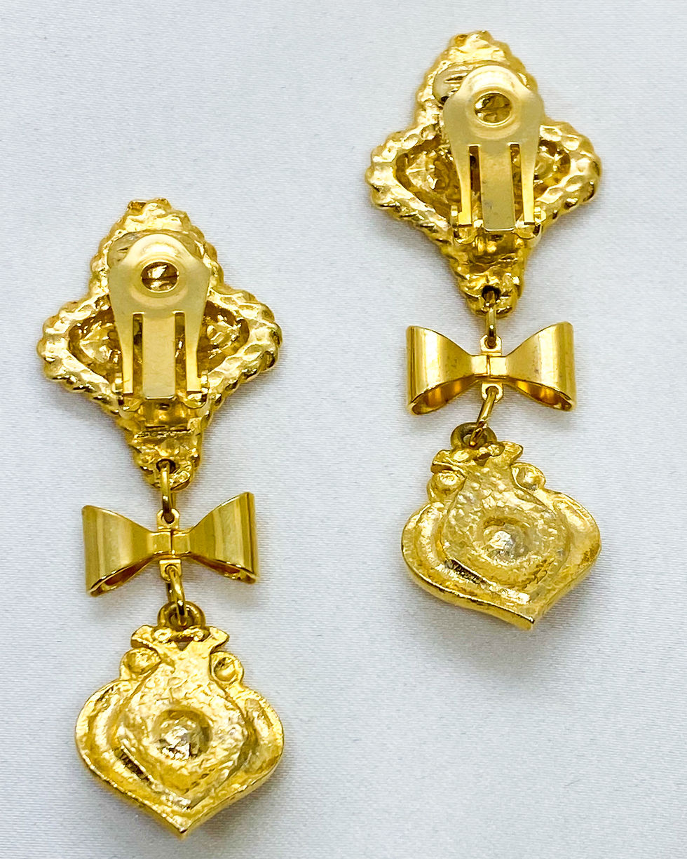 Thumbnail: 1980s Vintage Renaissance Revival Ribbon Clip On (AVAILABLE ONLY IN MUMBAI STORE