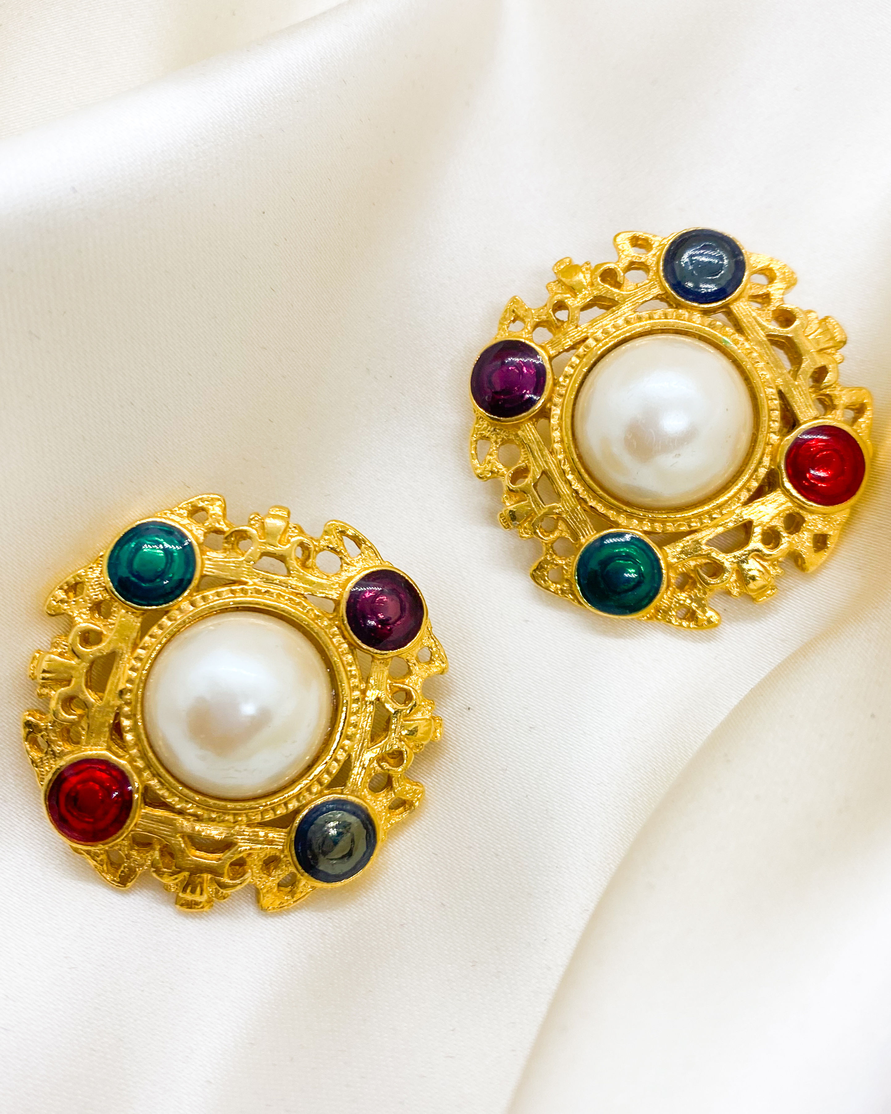 1980s Moghul India Multicoloured Baroque Pearl Clip on