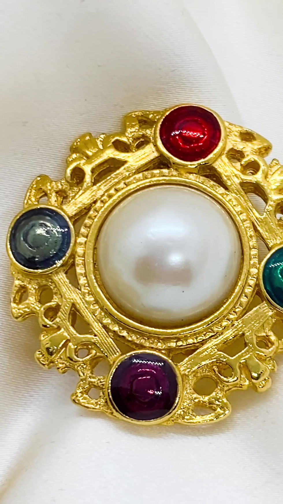 Thumbnail: 1980s Moghul India Multicoloured Baroque Pearl Clip on