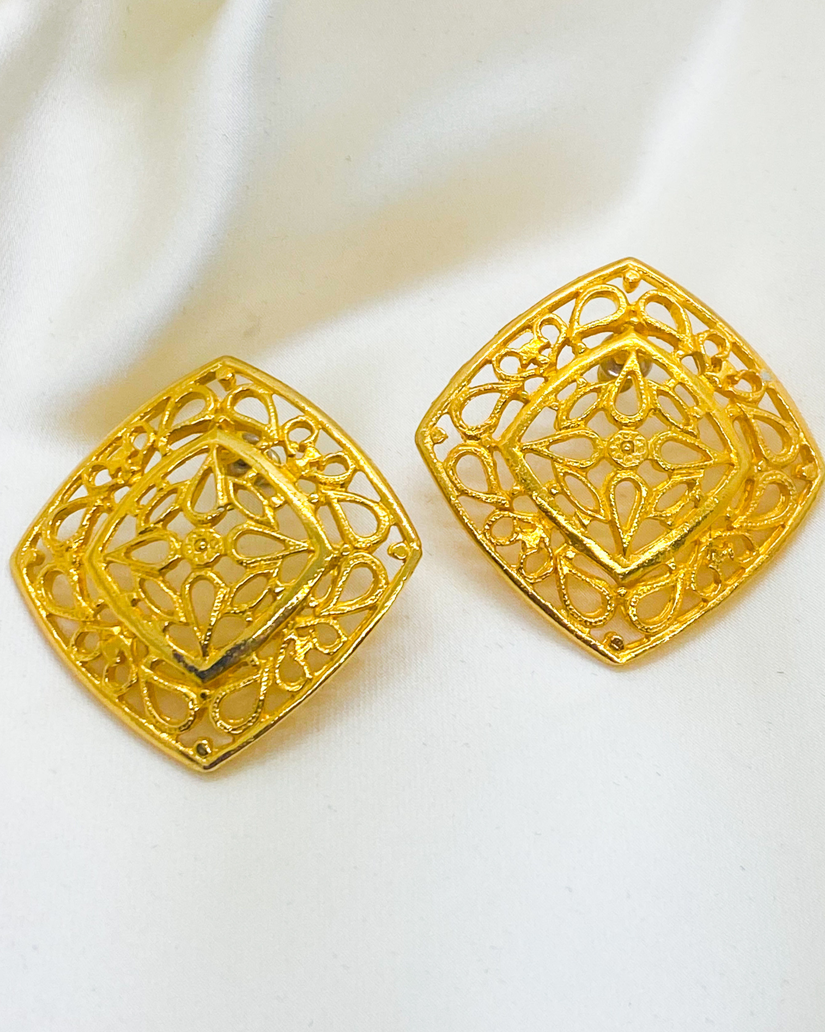 1980s Etruscan Filigree Openwork Earrings (Piercing)