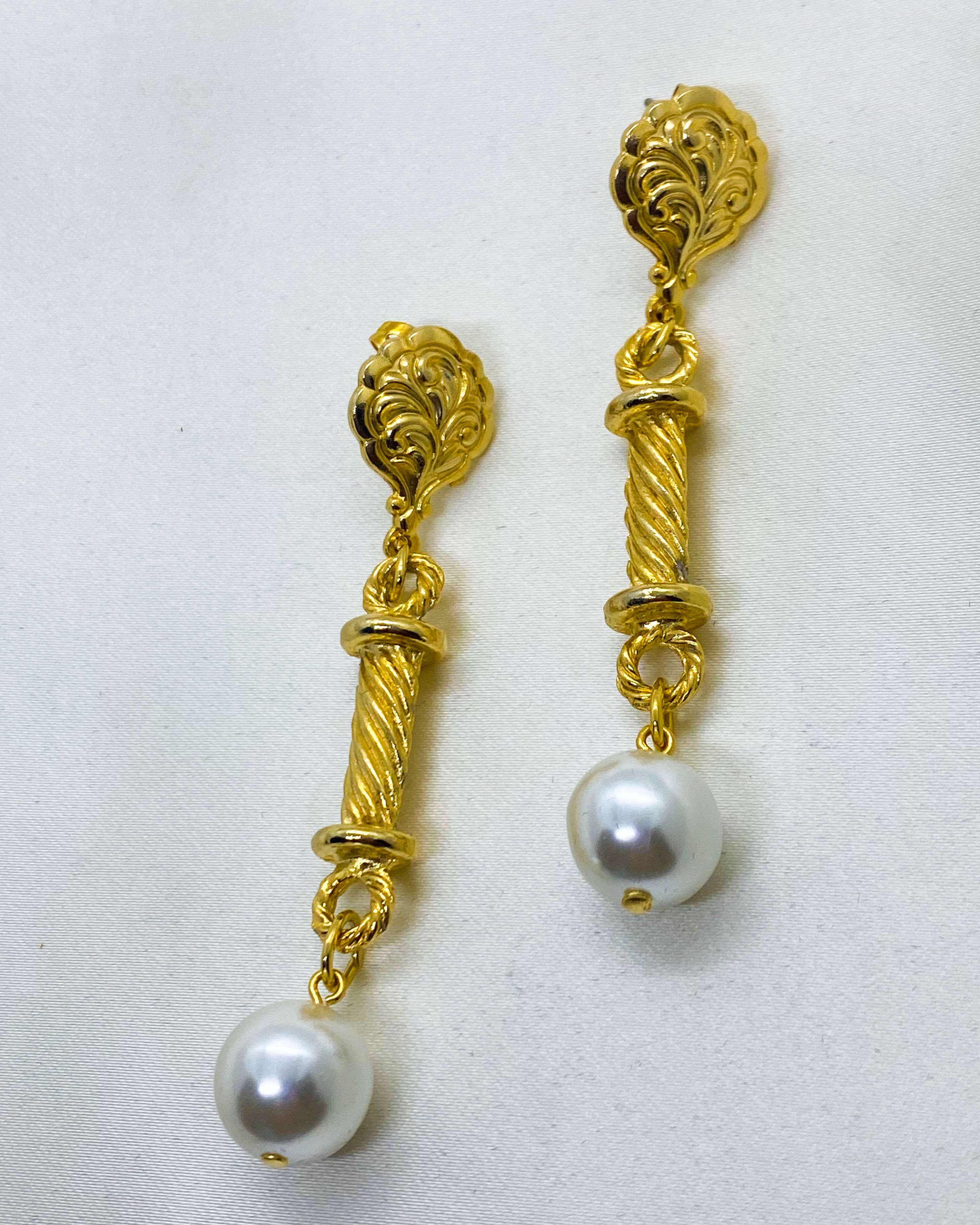 1980s Vintage Roman Pillar& Pearl Dangling Earrings