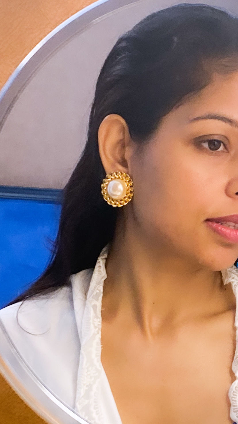 Thumbnail: 1980s Vintage Pearl Gold Rope Rim Clip On