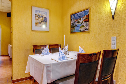 Tisch für das Abendessen im gelben Bereich vorbereitet