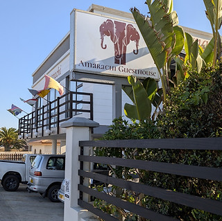 Amarachi Guesthouse Fassade und Logo